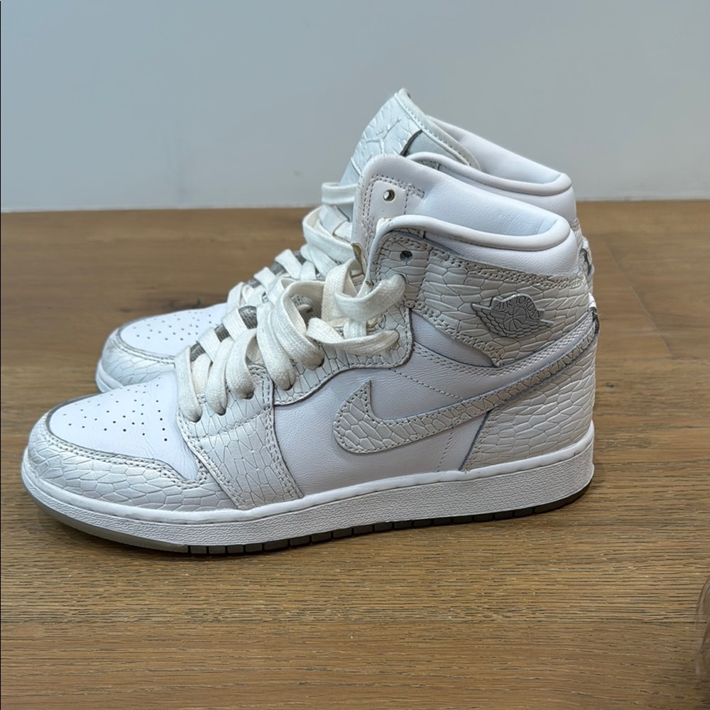 Jordan 1 Retro High
Heiress Pure Platinum